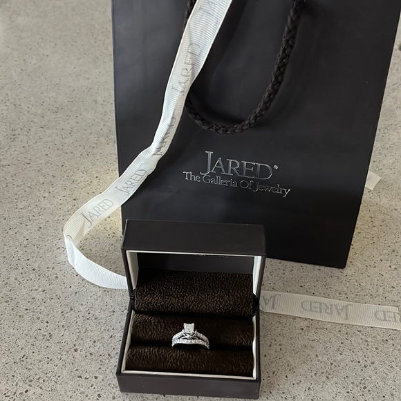 Jared engagement ring and matching band 💍 - Picture 2 of 9